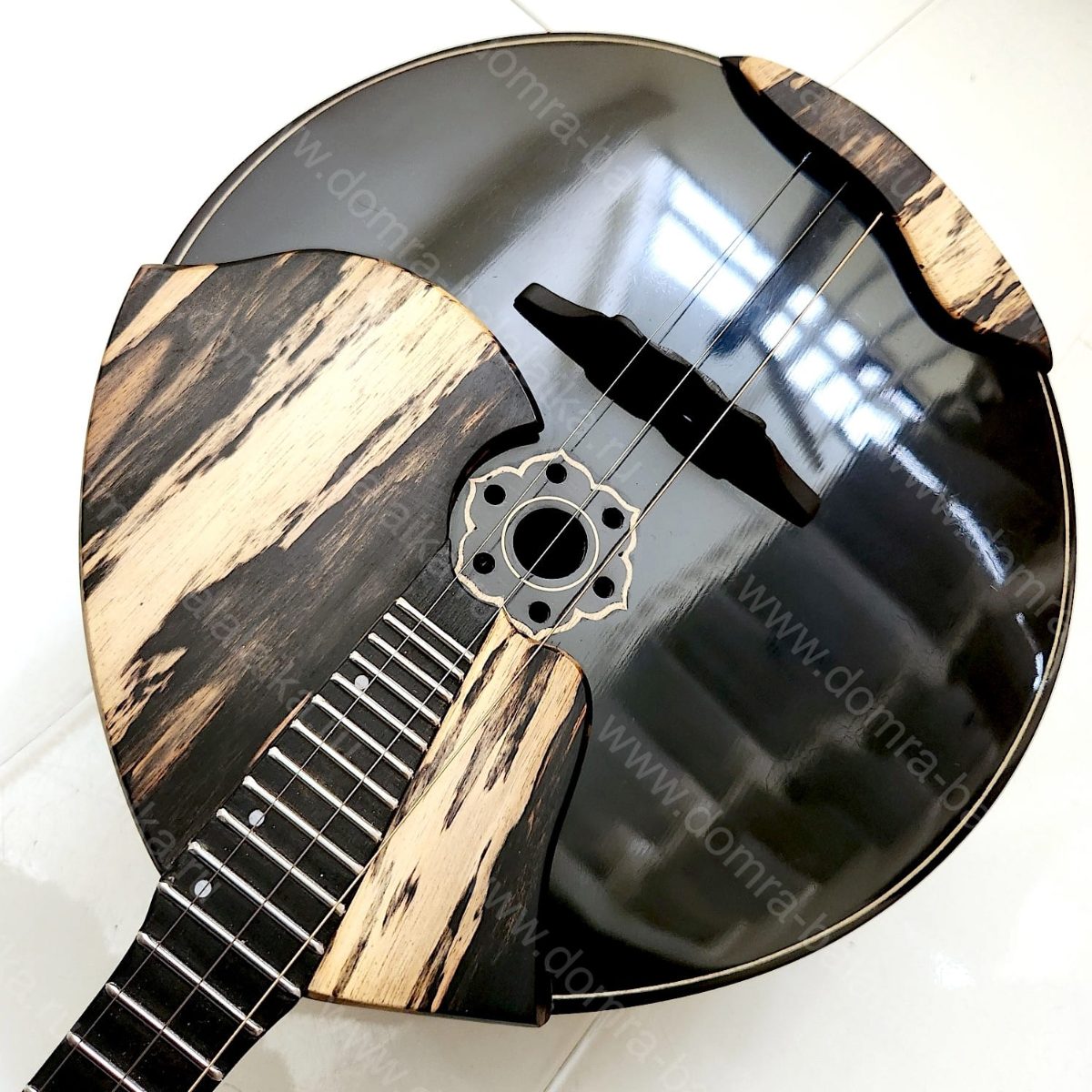 This instrument features an enlarged body crafted from figured maple and staine..., photo 3