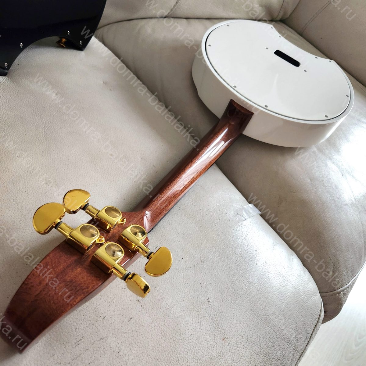 A four‑string domra, in stock, with a mahogany fingerboard and gold hardware —..., photo 1